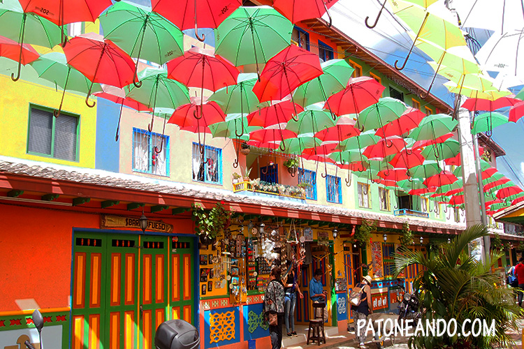 Guatapé, Antioquia, calle de los zócalos, Colombia - Patoneando blog de viajes.jpg