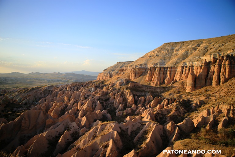 El Valle Rosado se caracteriza por sus piedras rocosas de color rojizo. Desde allí se puede ver el mejor atardecer de Capadocia
