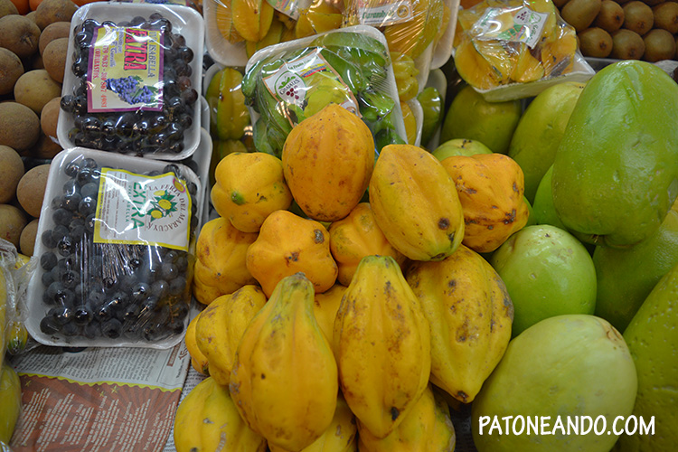 frutas en Paloquemao - que hacer y que ver en Bogotá - Patoneando blog de viajes