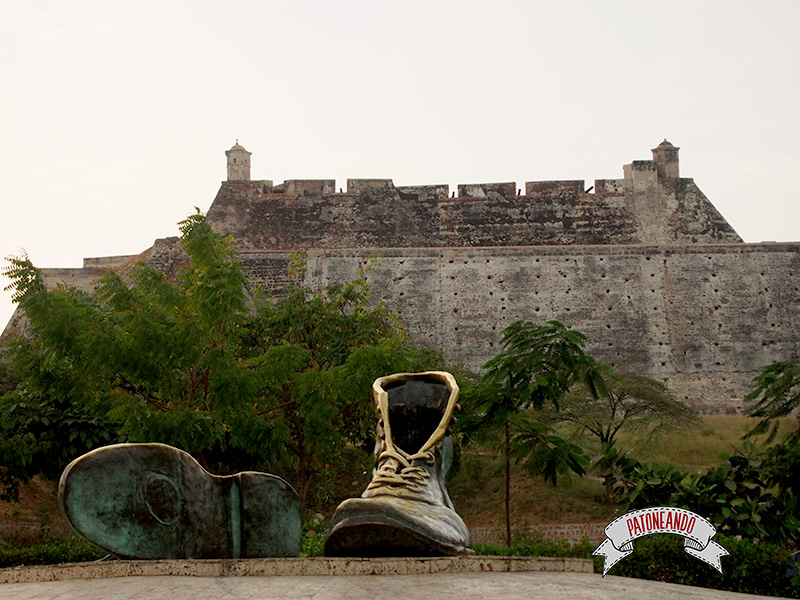 Cartagena - Colombia- zapatos viejos monumento-Patoneando Blog de viajes.jpg