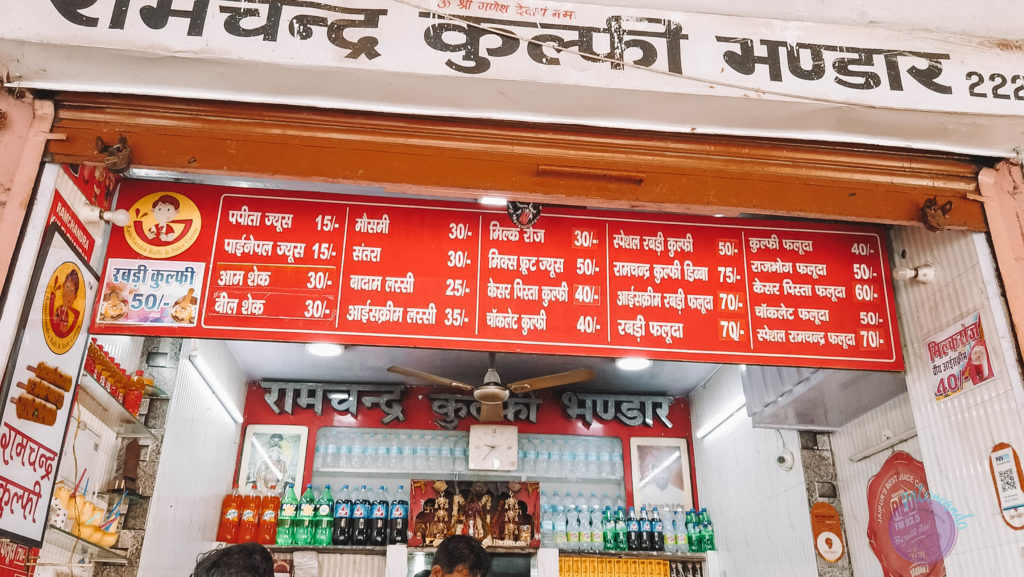 20 cosas que hacer en Jaipur - India - tomar lassi en la calle -Patoneando blog de viajes